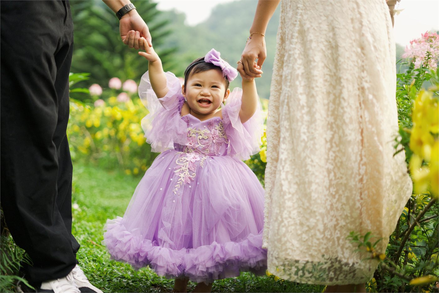 Giana walking between her parents